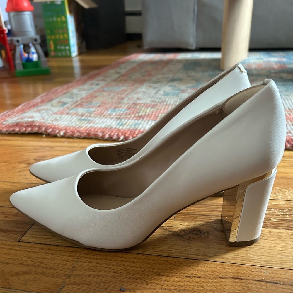 White Alfani Flex n’ Step 7.5